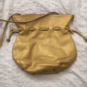 Quality leather bag! Perfect for Pop of color!